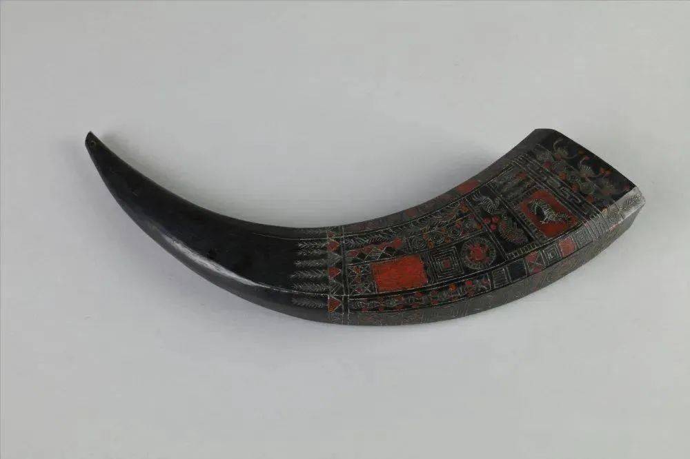 嘿嘿你没看错"我"是用牛角杯盛起来喝的牛在苗族人民的心中拥有很高的