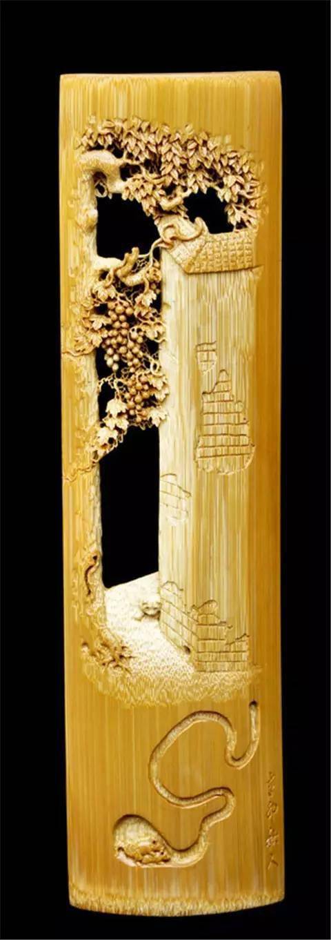 竹雕也称竹刻,是在竹制的器物上雕刻多种装饰图案和文字,或用竹根雕刻