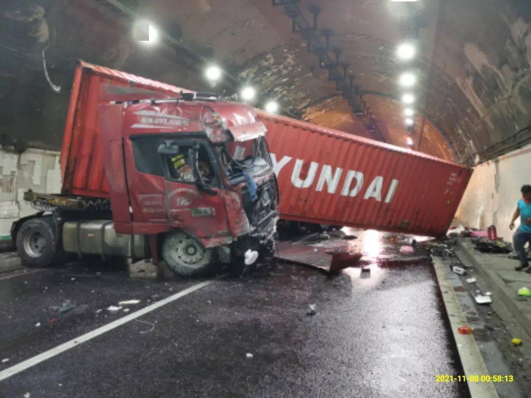 货车隧道里三次碰撞,原来是少了这个关键动作!