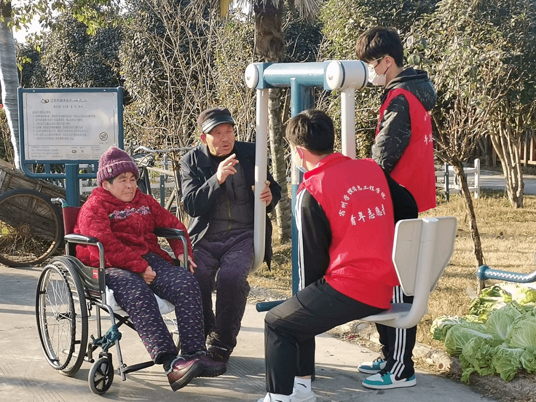 信息工程学院组织志愿者前往敬老院参加爱心助老活动