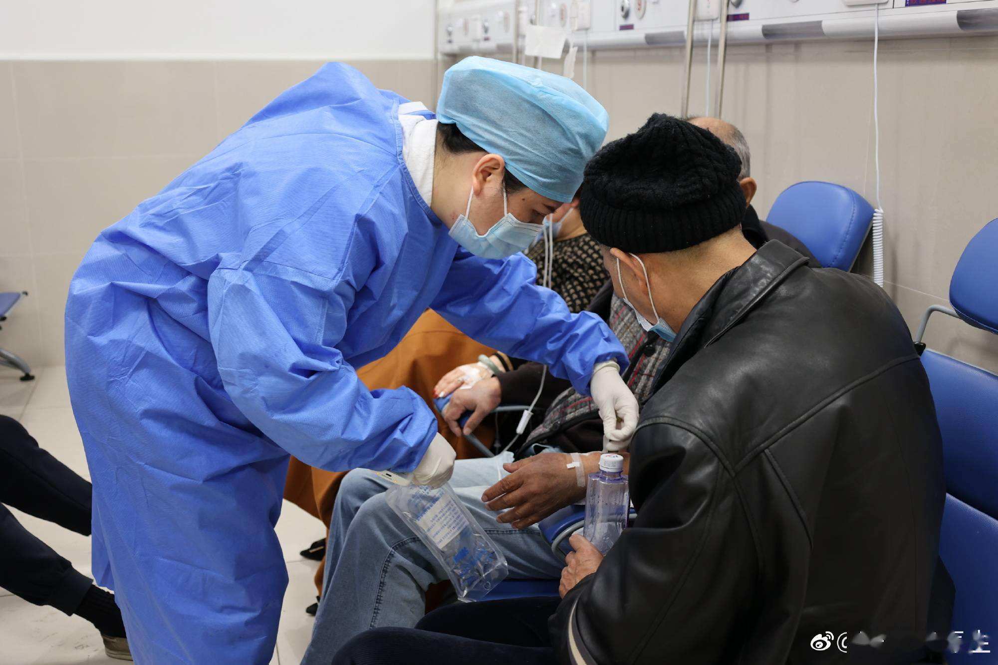 流程|上海多家医院关闭门急诊服务 张文宏：按标准流程排查次密接