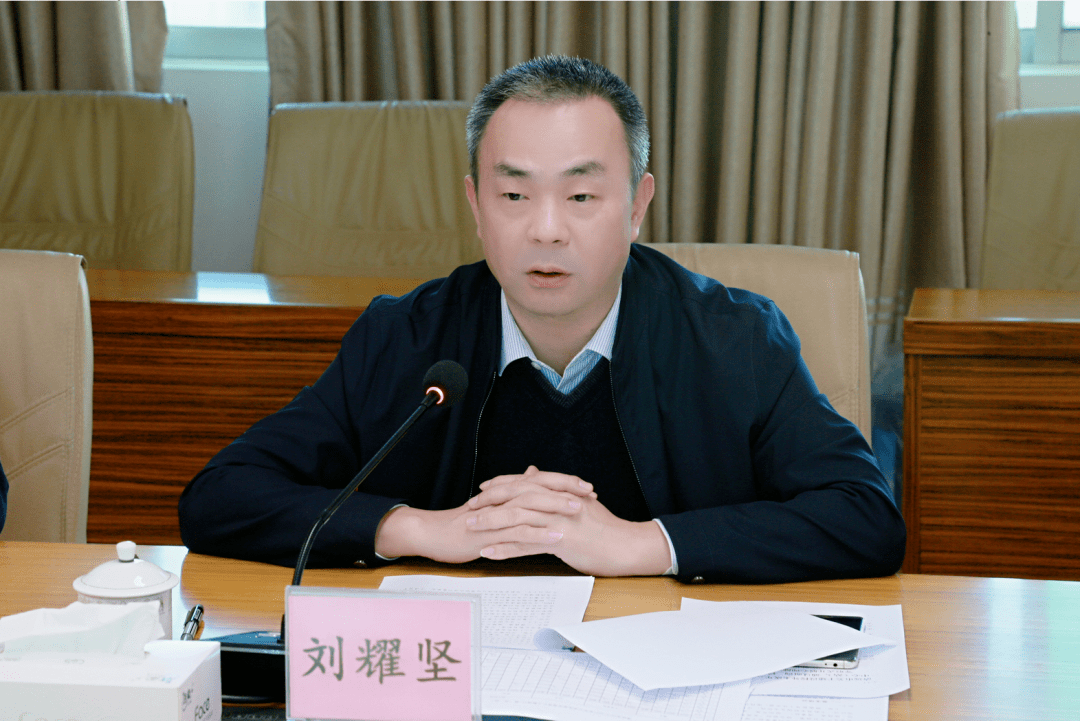 会上,刘耀坚代表市教育局从全市校园安全工作基本情况,主要工作措施和