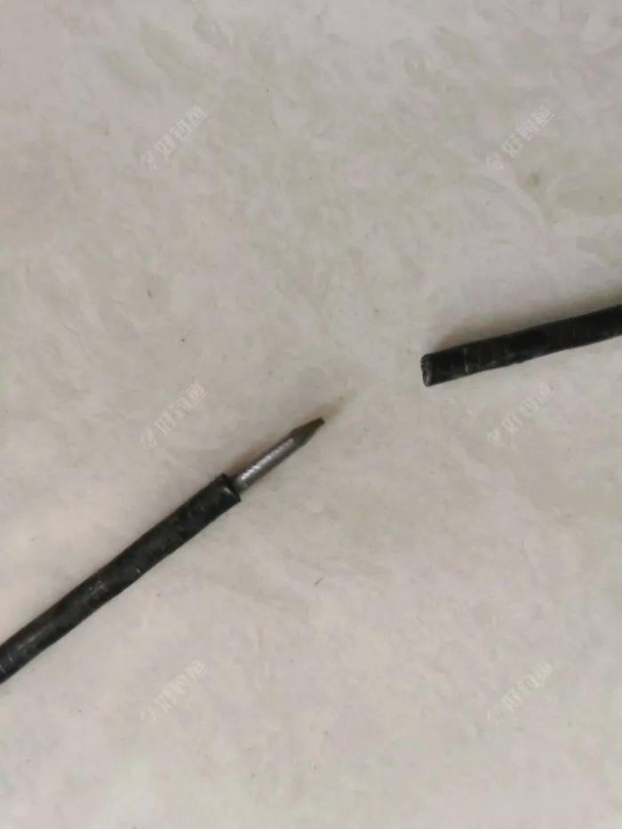 2,将钢钉插入断竿内,用胶水把断竿连接在一起.