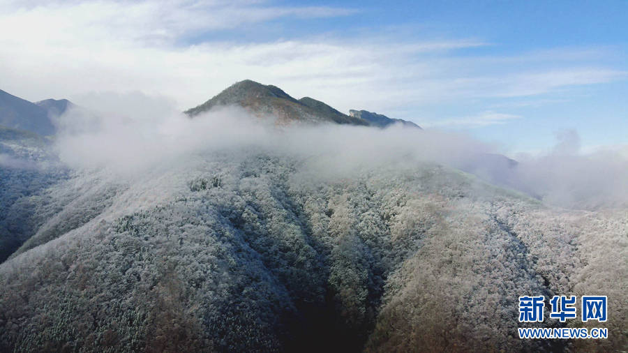 十堰|湖北十堰：雪后十八里长峡 半山皑皑半山红