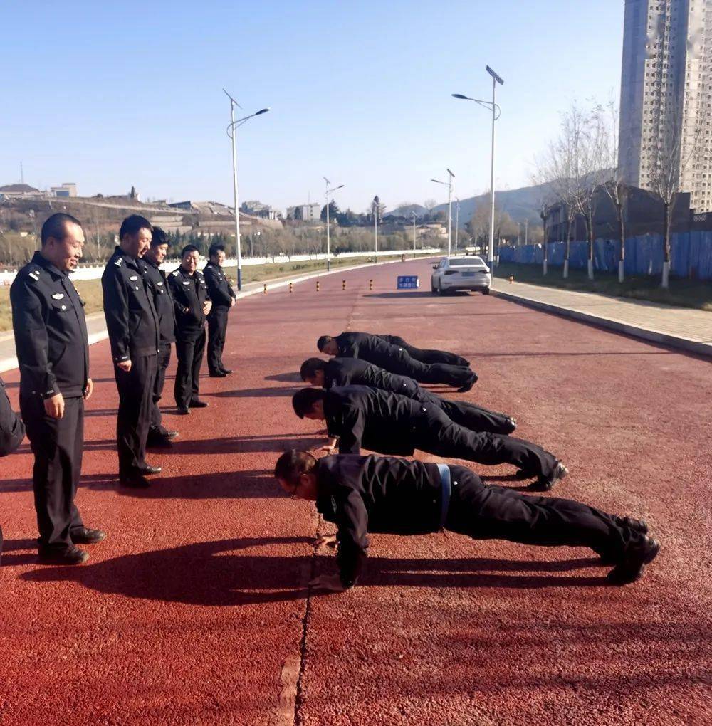 商州公安强化体能训练掀起冬季练兵热潮