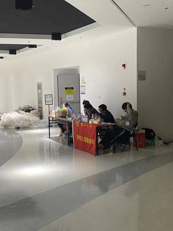 闭环中的复旦江湾校区，互助文档刷屏！一句句“我能提供的物品”，传递互助温暖