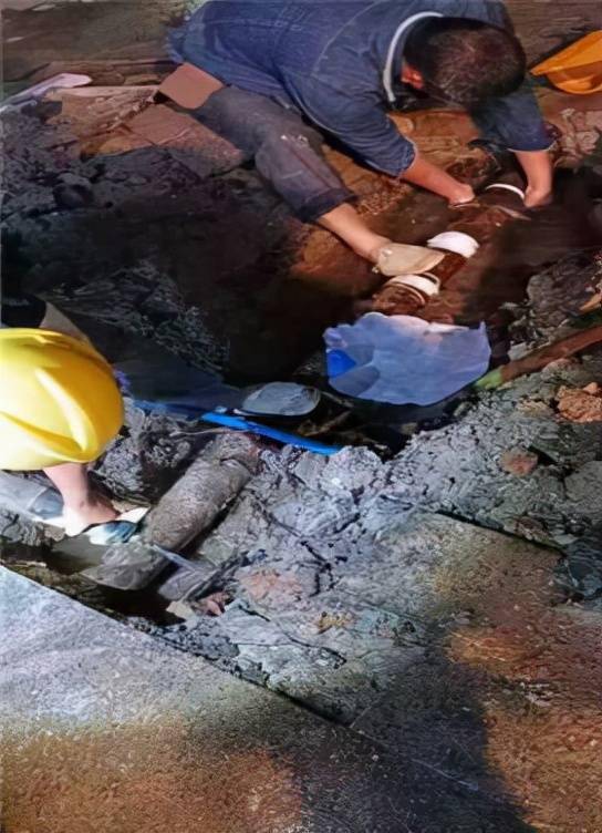 其骑电动车经过南海大道与佛平路东北侧人行通道时发现路面有一处塌陷