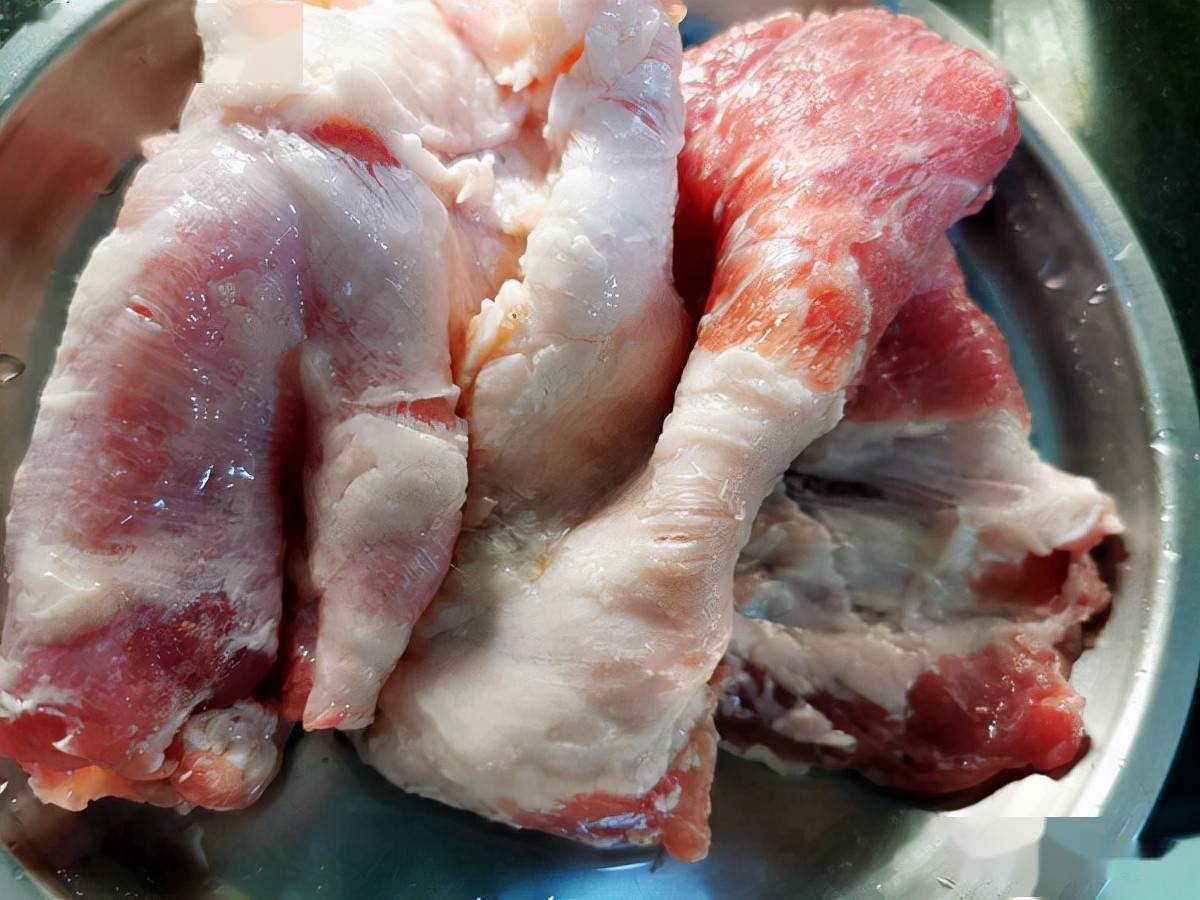 天干地燥,光喝水不能解决的问题,就交给梨子炖肉盅_喉咙_枸杞子_红枣