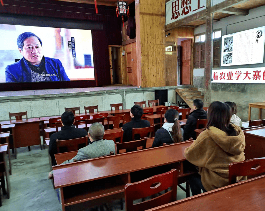 忆往昔奋斗史，砥砺今朝前行力量