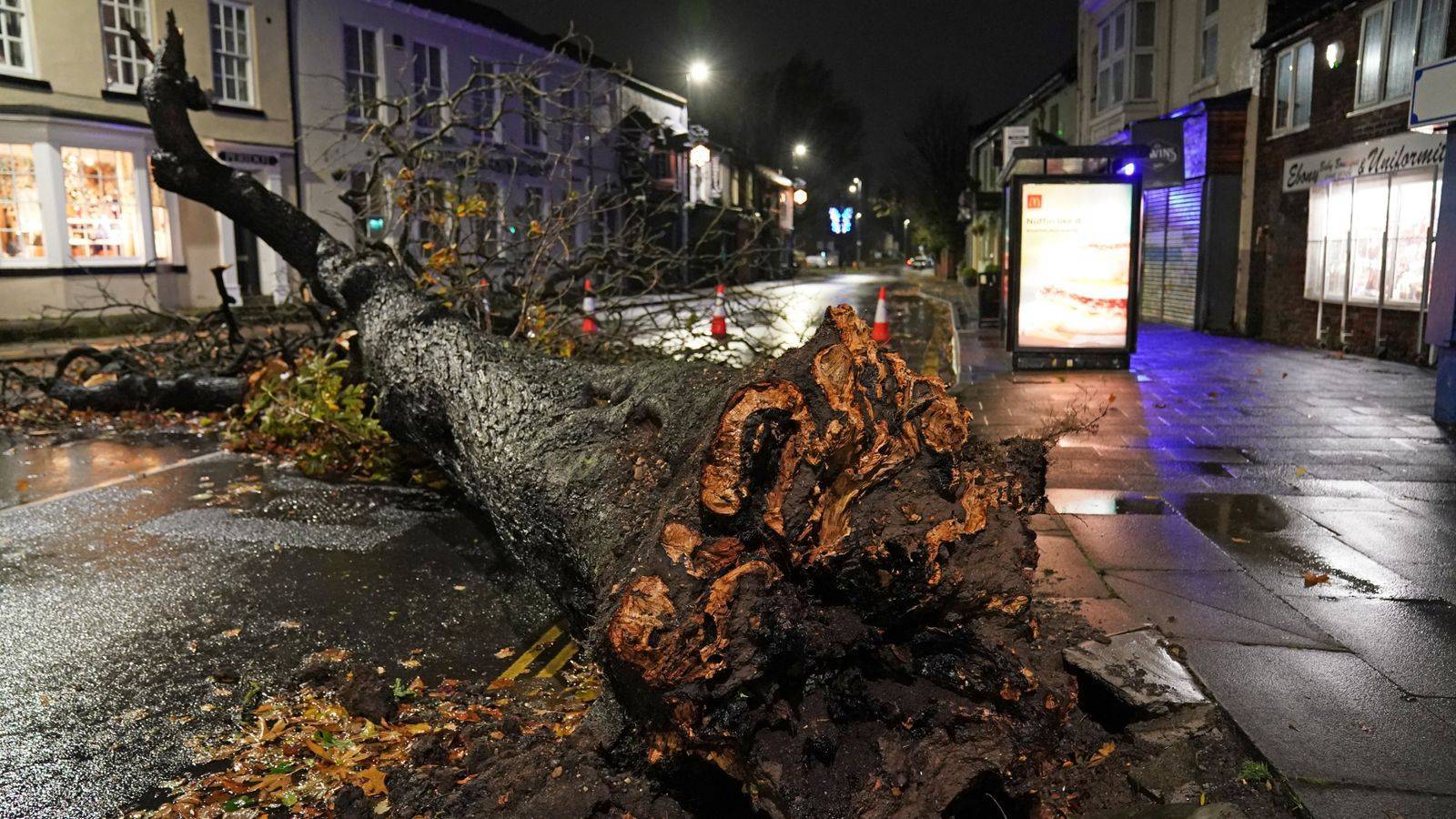 英國多地遭暴風雪侵襲，1人死亡，英格蘭北部超5萬戶家庭斷電 國際 第2張