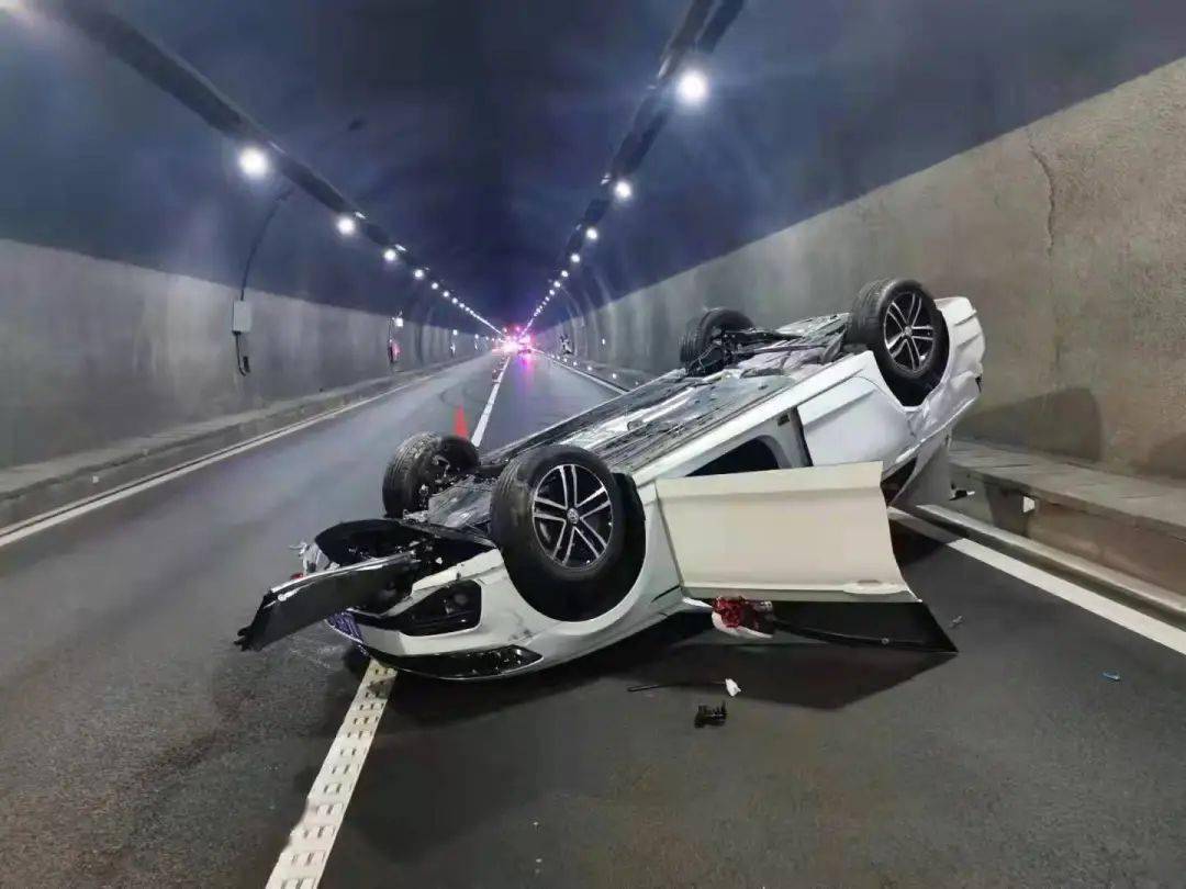 2021年10月2日,贵州毕节杭瑞高速摆纳隧道内发生一起单方事故.