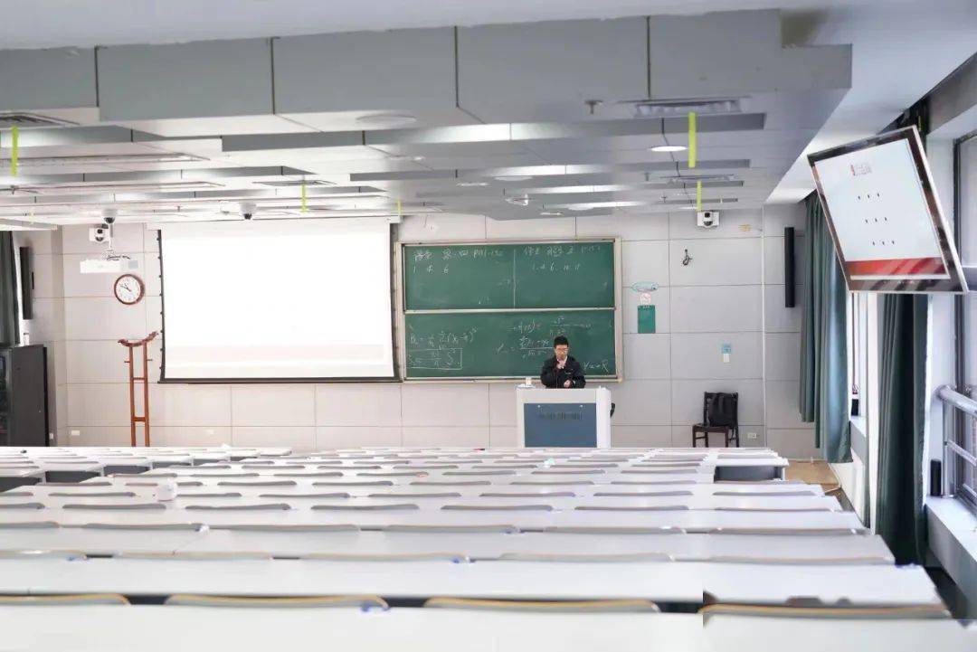 正常上课,教室里却只有一个人!网友:讲得铿锵有力,听得聚精会神