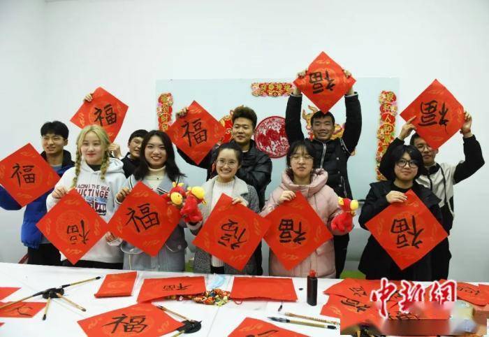 东西问丨“汉字叔叔”西尔斯：中西文化交流如何为汉字“寻根”？