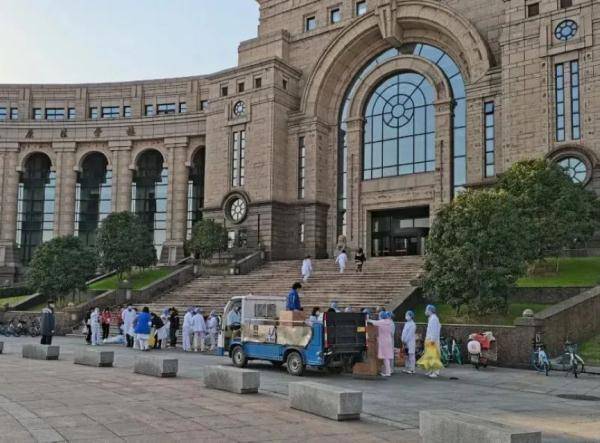 复旦江湾校区的日与夜：封闭管理井然有序，线上线下温暖互助