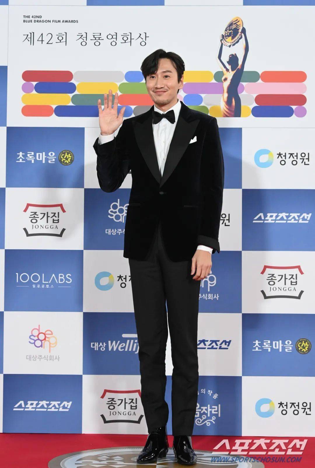 李光洙今晚出席第42届青龙电影节红毯新闻图