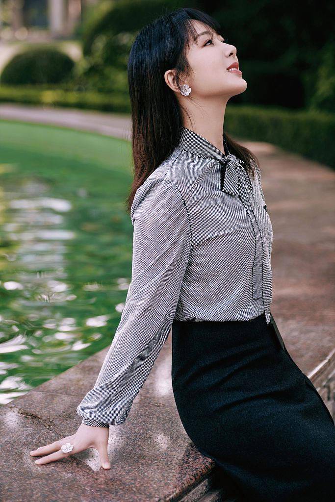 杨紫初冬和煦流光写真氛围感足 身姿轻盈聆听万物韵律