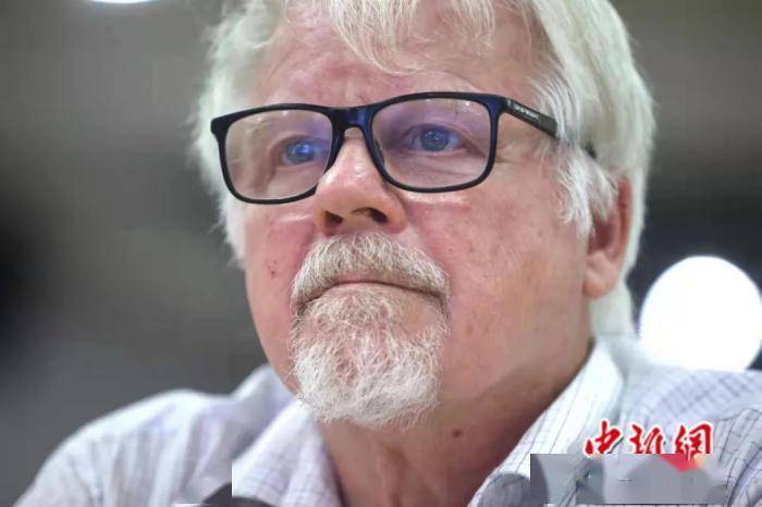 东西问丨“汉字叔叔”西尔斯：中西文化交流如何为汉字“寻根”？