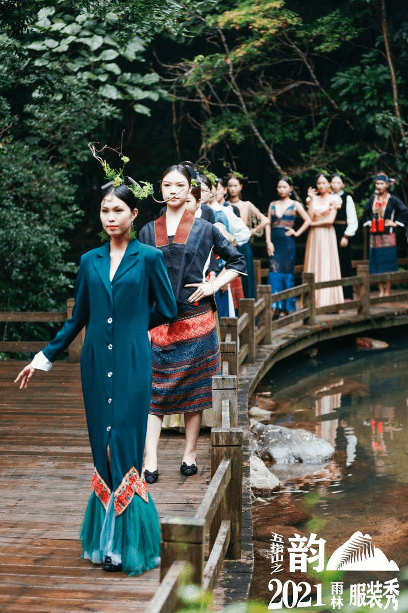 图片 （视频+图片）裙摆飘飘！五指山雨林服装秀 山水尽在衣袖挥舞之间