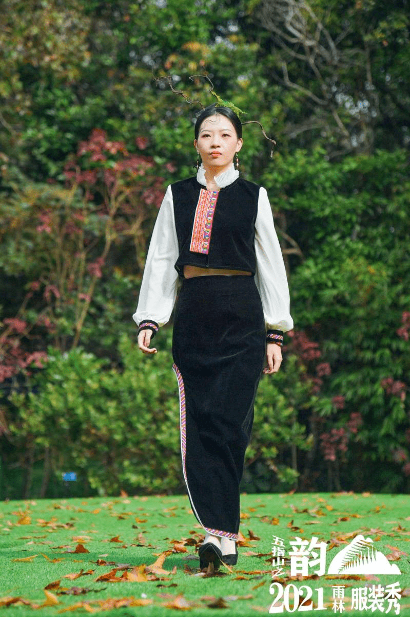 图片 （视频+图片）裙摆飘飘！五指山雨林服装秀 山水尽在衣袖挥舞之间