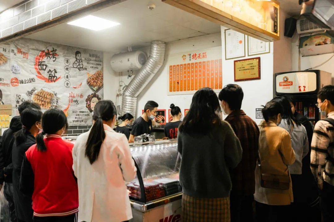 宝安烤面筋传奇日卖3000串有人粉了10年