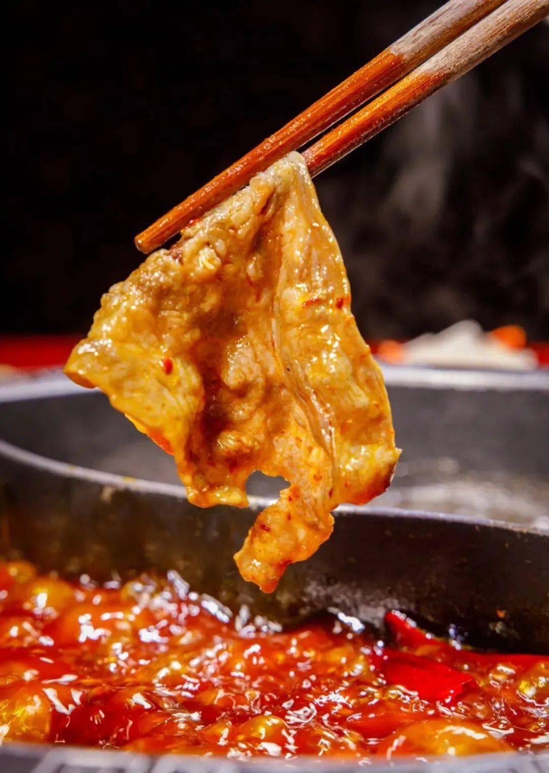 牛羊肉在红汤中刷上几秒钟就可以捞出,完全不用沾调料,汤底的味道