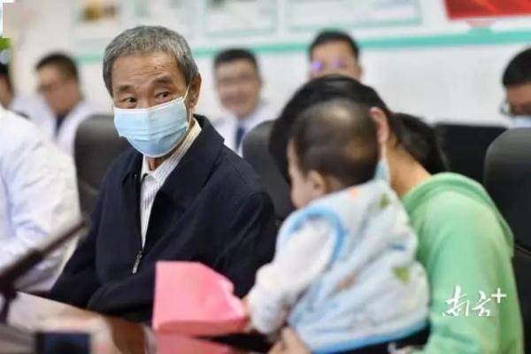 团队|他们相差82岁，共用一个肝脏