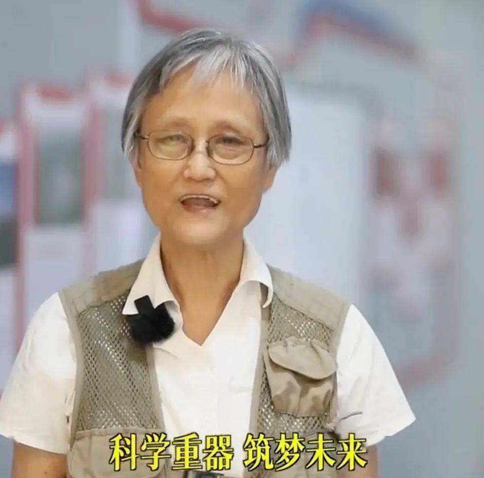 72岁硬核姥姥退休后走红，吸粉百万，真实身份曝光：她可不简单！