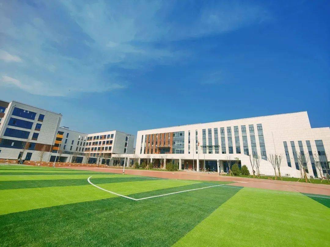 雄安容和红杰初级中学04雄安容和德辉学校位于雄安新区容东片区,是该
