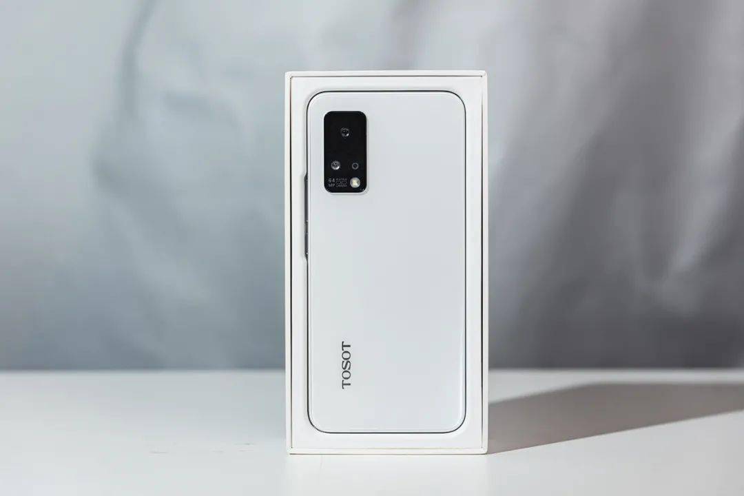 格力的新手机开机不仅没有董小姐，还和魅族18X长得一模一样。