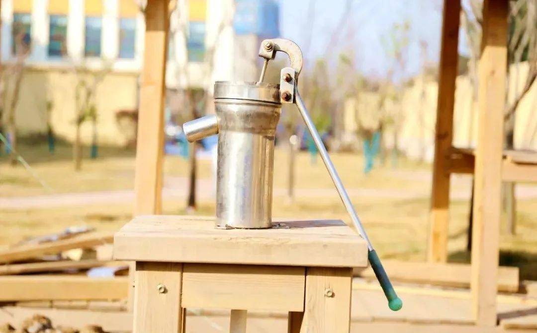 压水井,水车,灶台等实物增加孩子们的生活认知童话般的新园也时常吸引