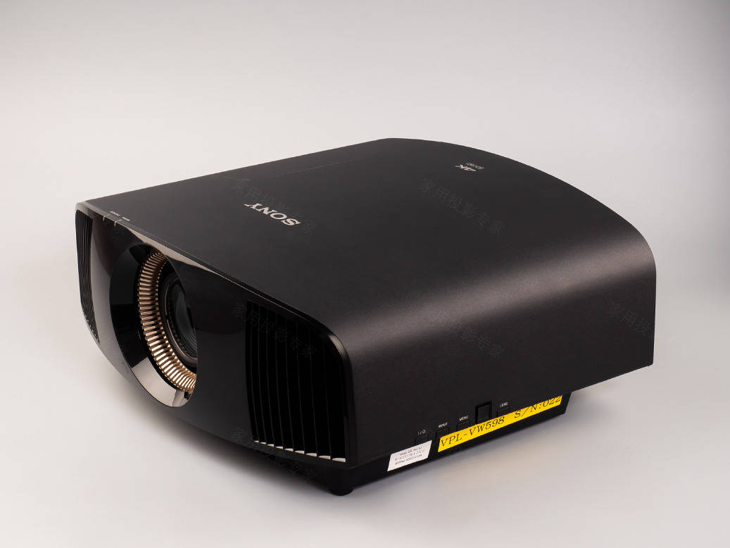 vw598在外形上几乎没有变化,依旧采用了索尼4k投影机经典的黄金眼设计