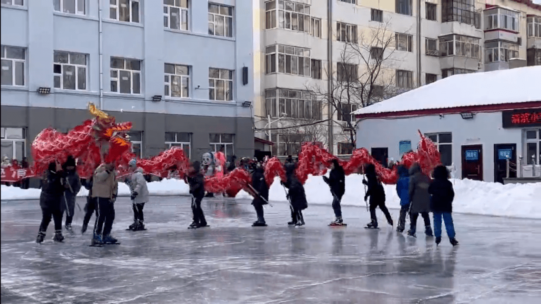 首塊校園冰場亮相!我市這所小學校園冰雪節開幕!