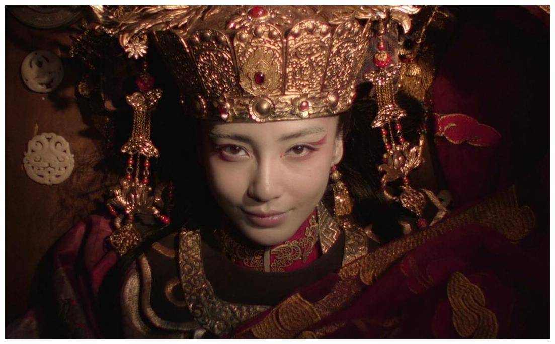 内蒙古发现一红棺,棺内图案华丽精美,千年女尸被注入大量水银