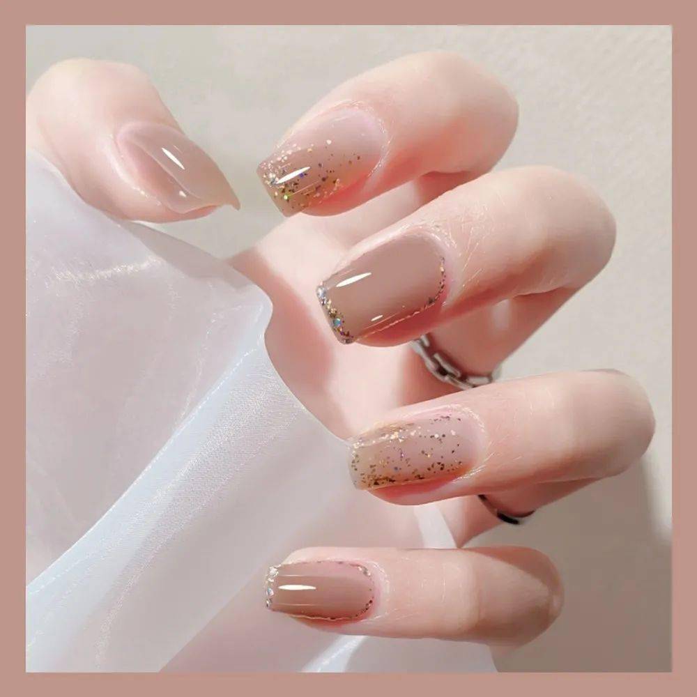 冬日简约ins风美甲:氛围感拉满,小短甲涂上也敲可爱~_气质_上手_闪布