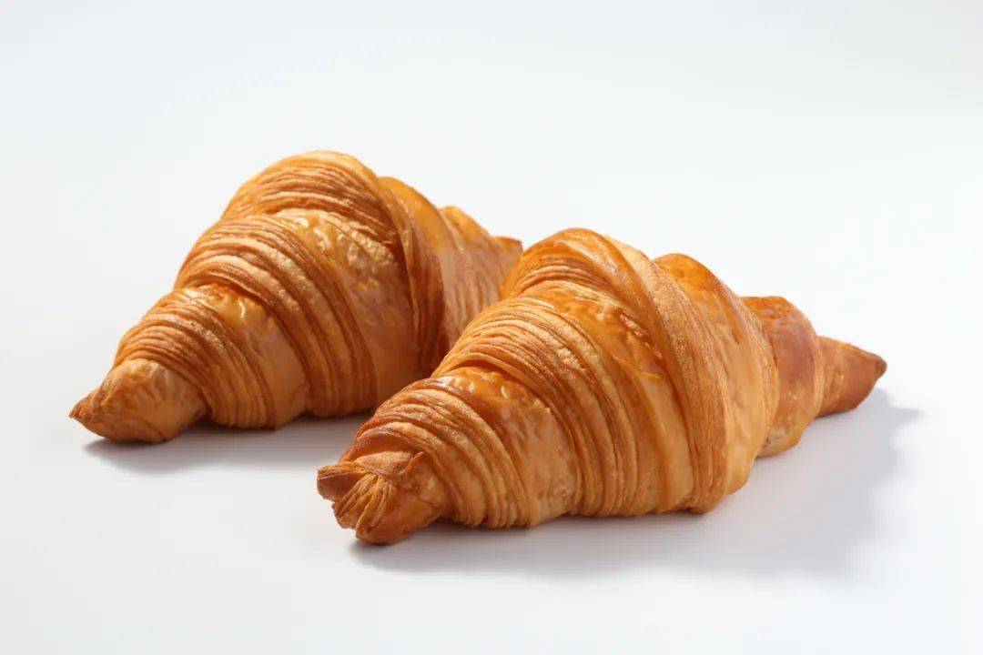 植物黄油:可颂混酥严重,肉眼可见油断在面里;气孔非标准的蜂窝状,且有