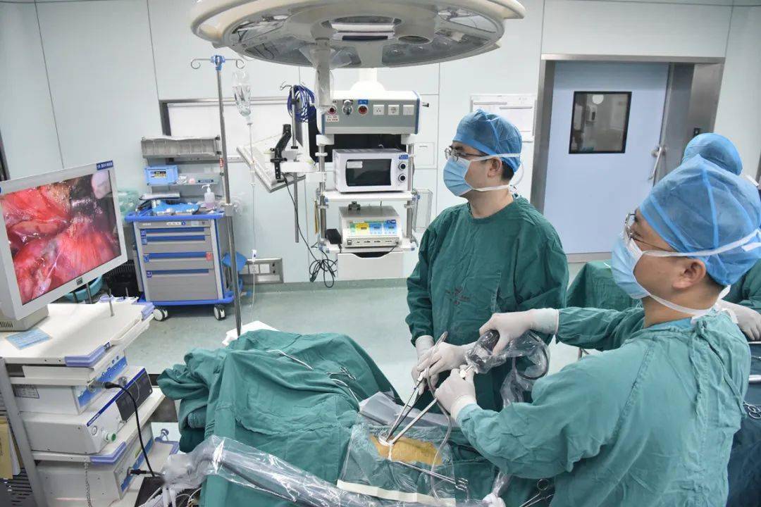 胸心血管外科主任胡剑鹏(左一)实施胸腔镜微创手术这样的生命奇迹,在