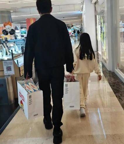 賈乃亮帶女兒逛街，9歲甜馨乖巧可愛，比明星老爸關註度還高 娛樂 第4張