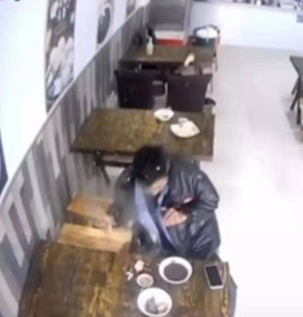 进行|男子早餐店吃鸡蛋，鸡蛋突然爆炸！网友：是鸡蛋还是炸弹