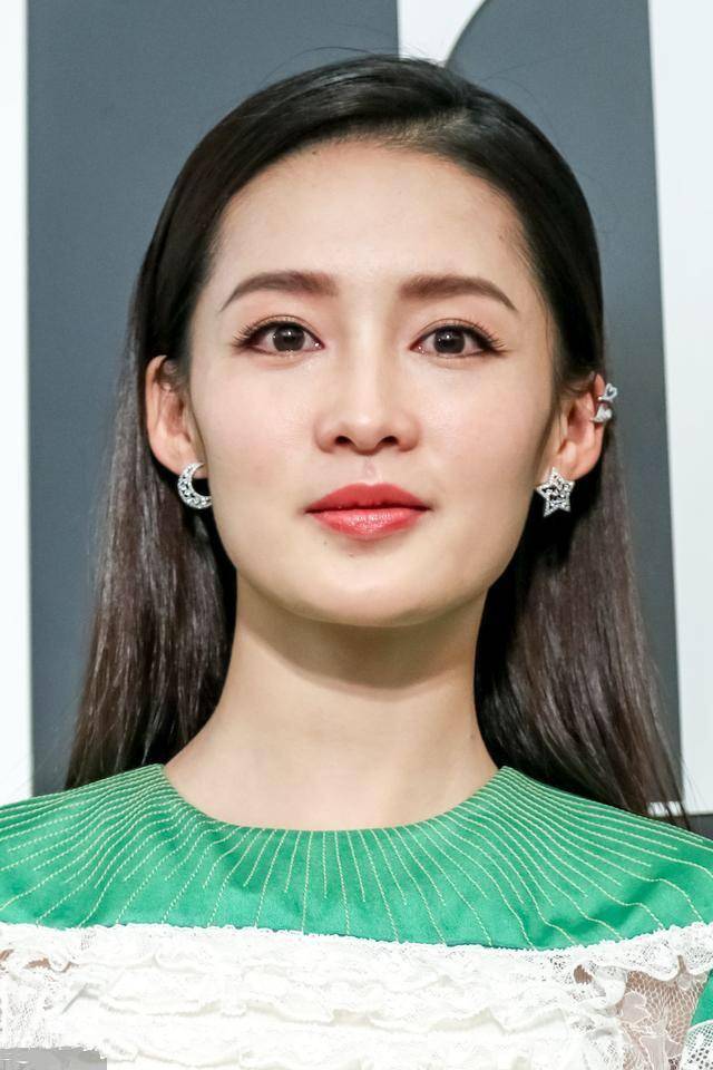 李沁生图很真实满脸的憔悴与疲惫好在衣品一直在线稳住了