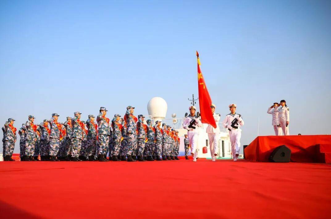 老兵們凝望著軍旗鄭重地敬禮.清晨,軍港碼頭.