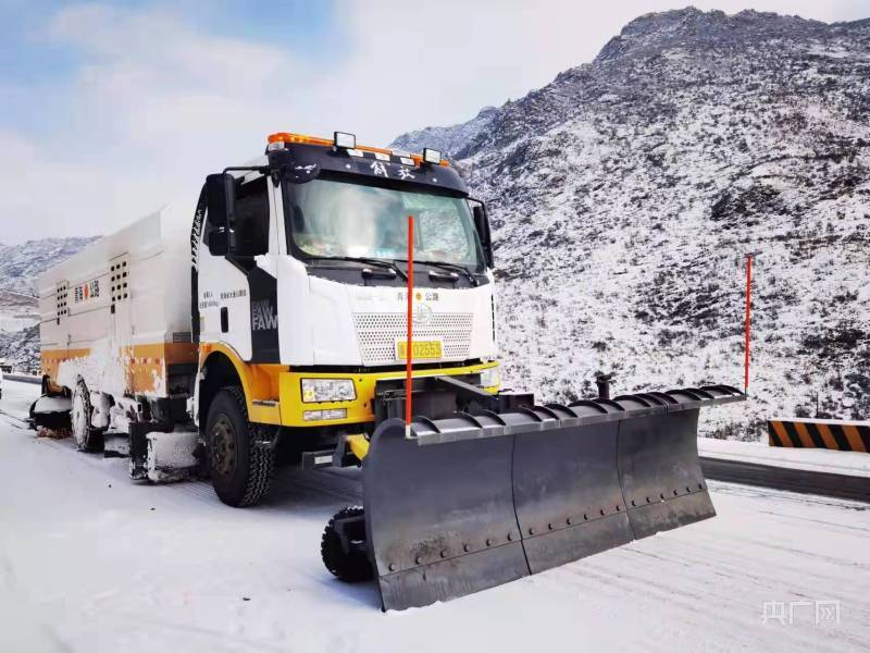 迎雪而动 青海省公路养护部门清雪除冰保畅通