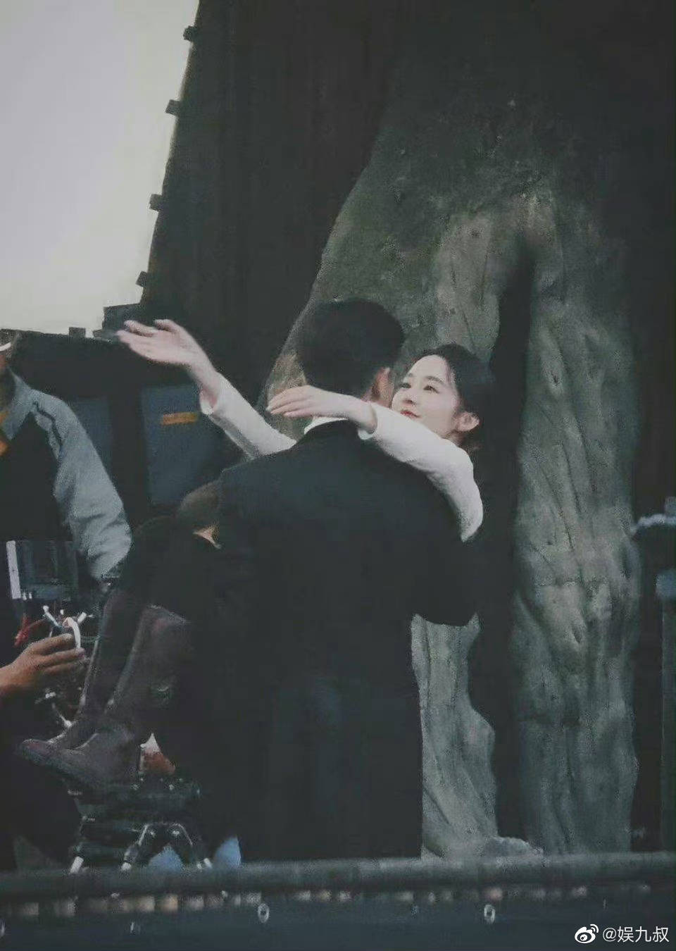 任嘉伦李沁请君公主抱对视路透