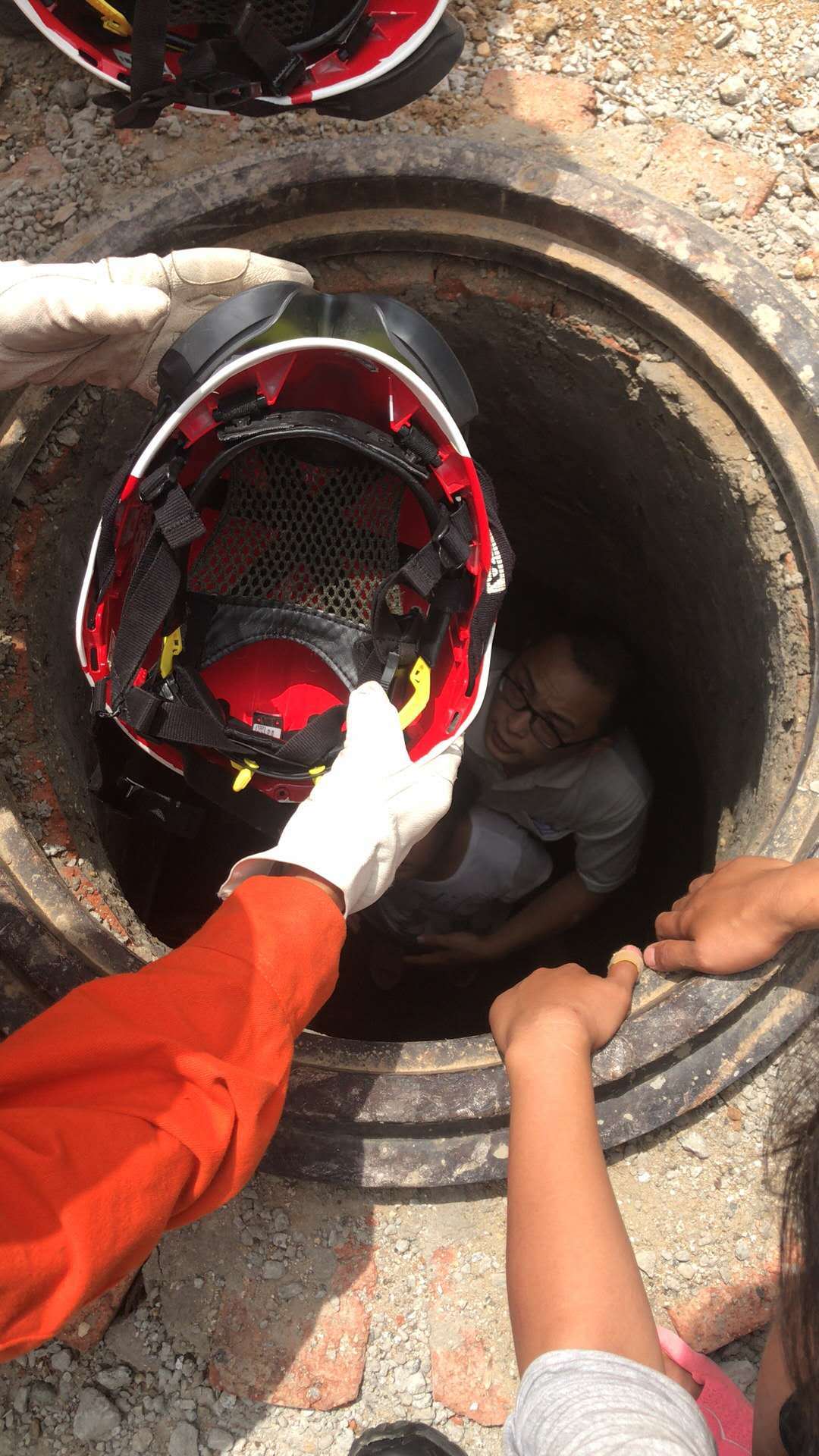 小女孩掉下水道 消防官兵成功救援