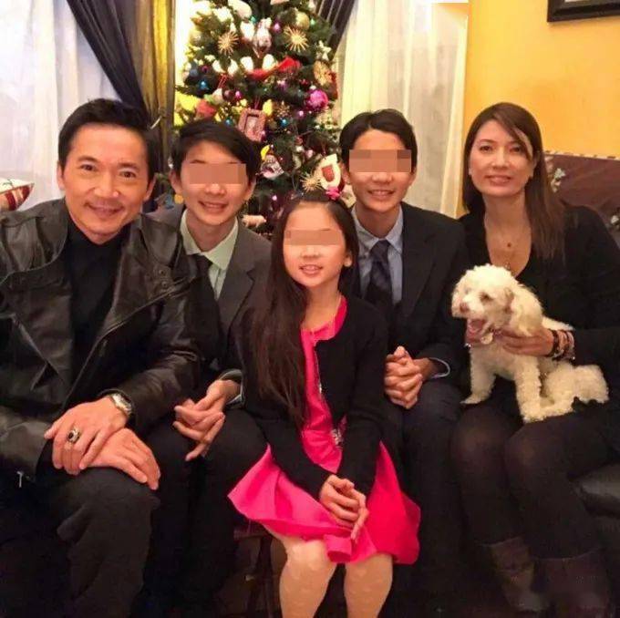 54岁邹兆龙内地拍戏与女友人到小店吃肠粉接地气妻儿定居国外