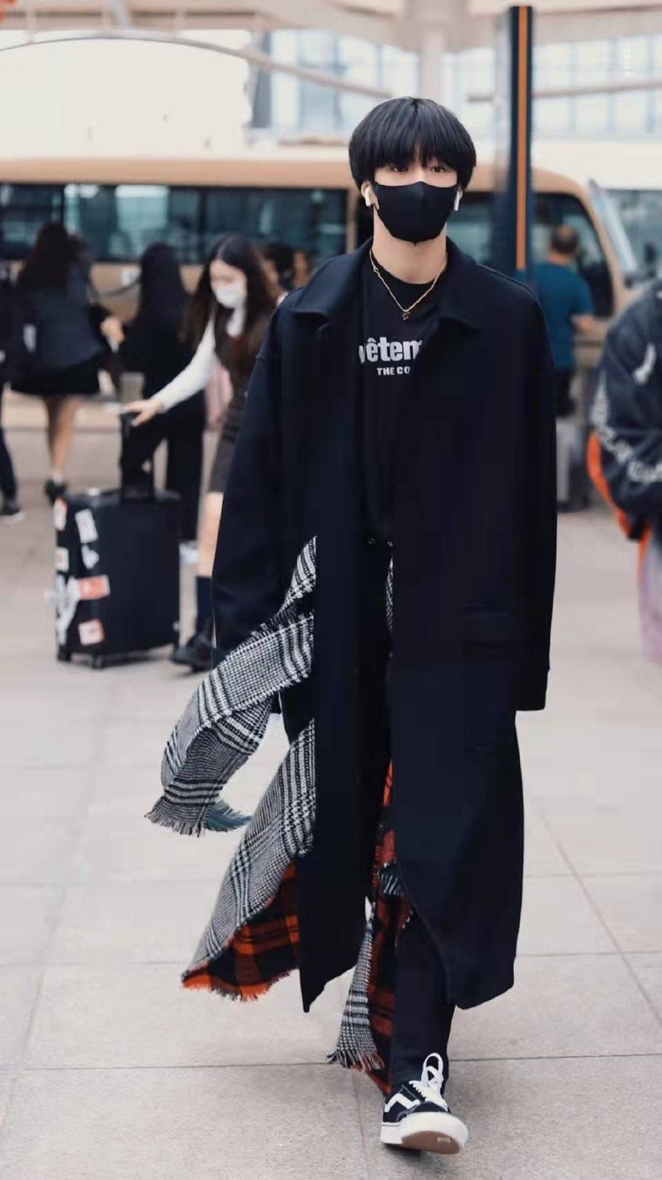论刘耀文风衣适配度，有韩剧男主那味儿了