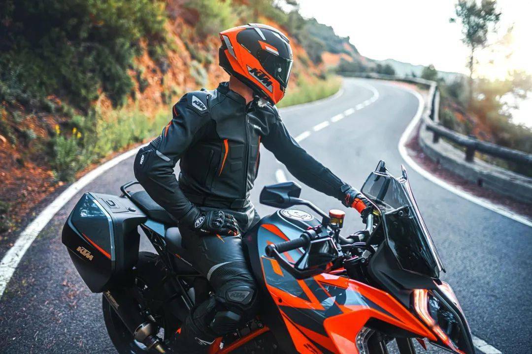 ktm 2022 运动旅行车 1290 super duke gt 户外特写_搜狐汽车_搜狐网