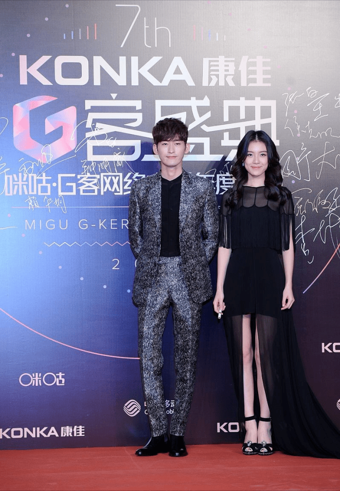 张雅玫在老板身边不紧张,薄纱流苏裙显气质,真是新晋"腿精".张