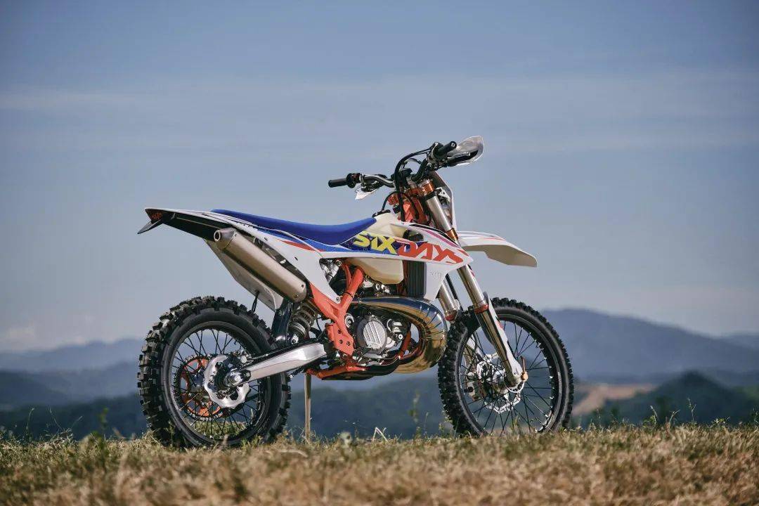 ktm 300 exc tpi 配备hd(重型)排气管,表面棱纹效果可提高排气管强度