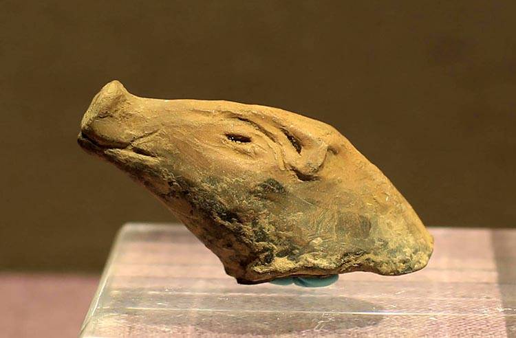 新石器时代中期的红陶猪头,距今7000-6000年,出土于北京平谷区.