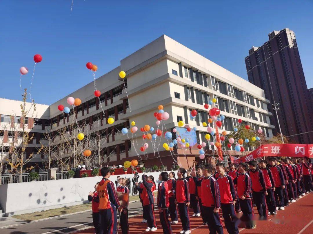 掌声,加油声,欢呼声汇聚在武钢实验的操场上钢实的校园成了奔腾的海洋